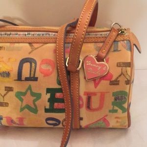 Mini-sac Poignet Dooney & Bourke Vintage – Toile Et Cuir, Motif Graffiti Arc-en-ciel, Femme